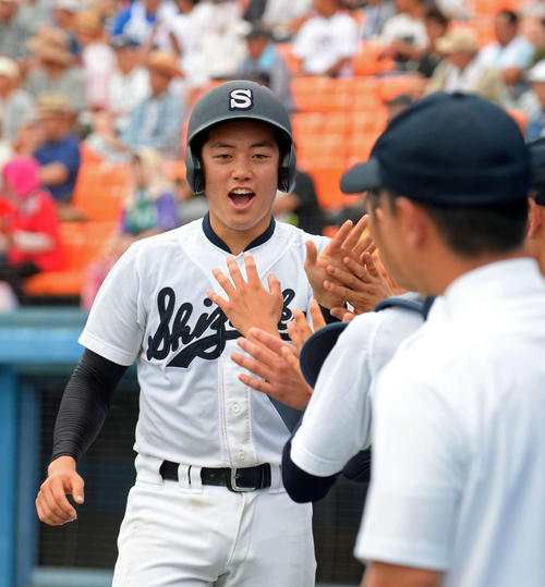 チーム2点目のホームを踏んだ静岡の小岩主将はハイタッチで迎えられる