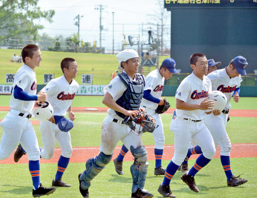 試合終了のあいさつを終え、ベンチに引き揚げる大湊ナイン（撮影・北村宏平）