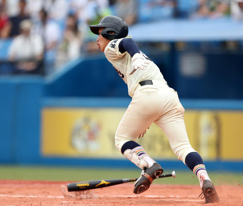 9回裏修徳2死一塁、三塁、左前サヨナラ適時打を放った修徳・角田（撮影・佐田亮輔）