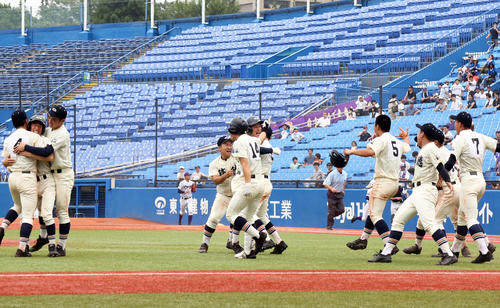 サヨナラ勝ちし喜びを爆発させる修徳ナイン（撮影・佐田亮輔）
