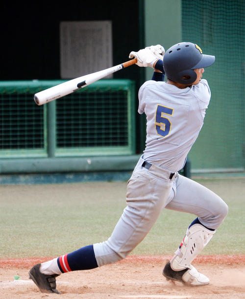 7回裏仙台育英2死一、三塁、勝ち越しの左適時打を放つ千葉（撮影・中島正好）