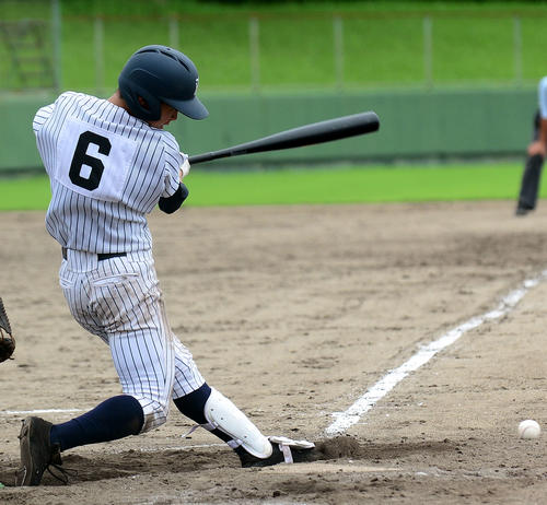 9回1死一、三塁、勝ち越しの左前適時打を放つ常葉大菊川・神谷