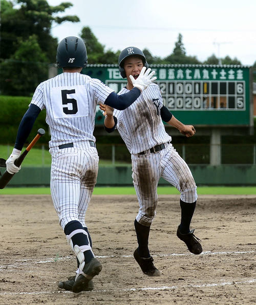 9回2死二塁、本村の右中間適時二塁打で生還した常葉大菊川・神谷（右）はハイタッチ