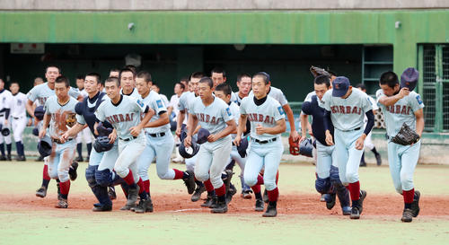 近大付高対東大阪柏原　東大阪柏原に勝利しスタンドへあいさつに向かう近大付高ナイン（撮影・加藤哉）