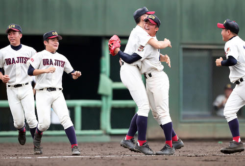 最後の打者を打ち取り、浦和学院を相手に完封勝利をあげ、ナインから祝福される浦和実・豆田（右から2人目）（撮影・伊作将希）