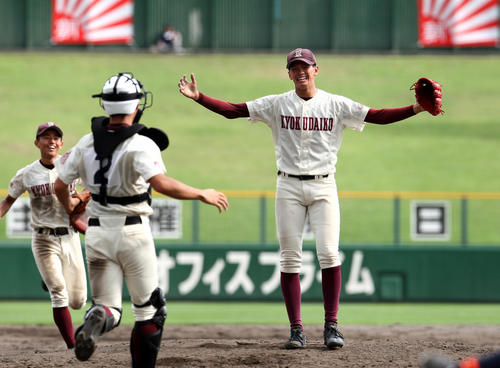 クラーク対旭川大高　能登のもとに駆け寄る旭川大高ナイン（撮影・奥村晶治）