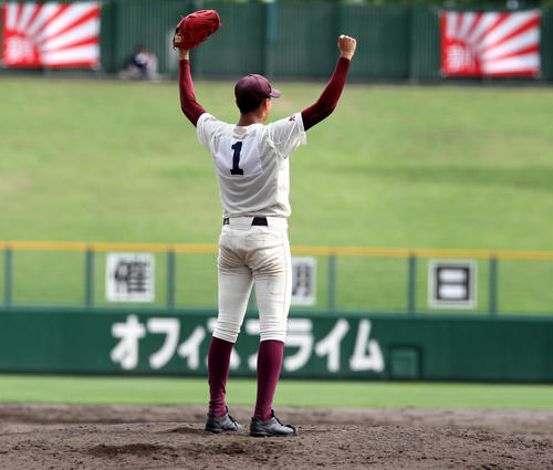 完封勝利を決め外野に向かって両手を挙げる能登（撮影・奥村晶治）