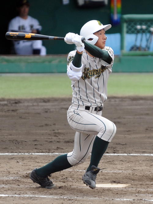 3回、先制本塁打を放つ鶴岡東・影山
