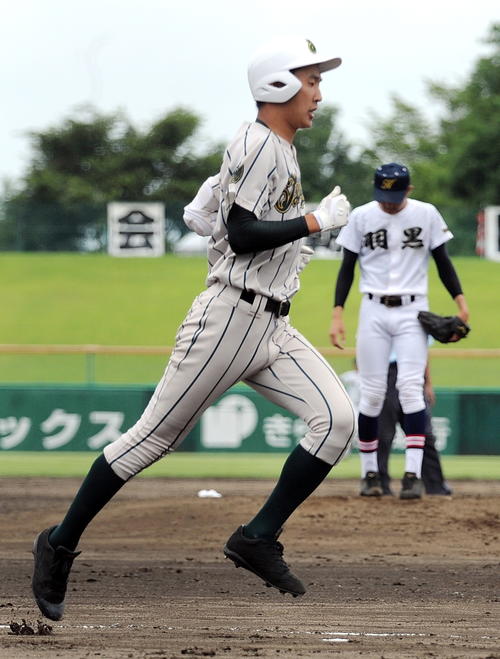 6回、羽黒・篠田（右）から勝ち越し2ランを放つ鶴岡東・丸山