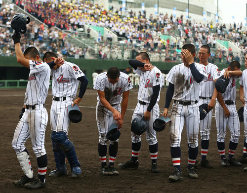 浦和実対浦和学院　4回戦敗退が決まり、号泣する浦和学院ナイン（撮影・伊作将希）