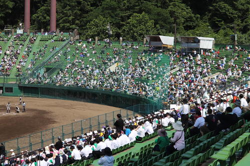 20日午前10時時点の岩手県営野球場。「いい席」はかなり埋まっていた（撮影・金子真仁）