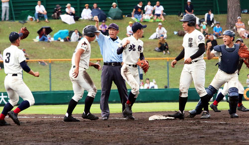 6回駒大苫小牧、1死一塁、三走の各務（左から3人目）と、一走竹中（右）が三塁で重なり、竹中がアウトになった直後、塁を離れた各務もタッチアウトに（撮影・永野高輔）