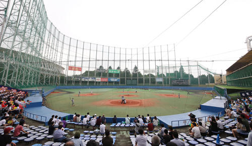 神宮第2球場全景。左に新国立競技場、右にゴルフの打ちっ放し場が見える（撮影・佐田亮輔）
