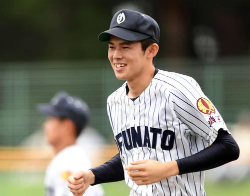 18日、一戸にコールド勝ちし笑顔の大船渡・佐々木
