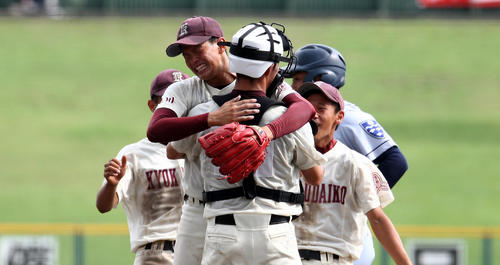 能登のもとに駆け寄る旭川大高ナイン（撮影・奥村晶治）