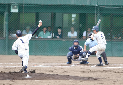大船渡対盛岡四　1回裏盛岡四無死、初球を投じる佐々木（撮影・河野匠）