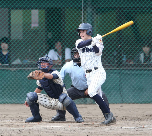 大船渡対盛岡四　12回表大船渡無死一塁、右越え2点本塁打を放つ佐々木（撮影・河野匠）