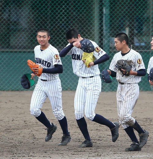 大船渡対盛岡四　苦しみながらも盛岡四を破り準々決勝進出を決めた大船渡・佐々木（中央）は涙を拭いながら応援席へのあいさつに向かう（撮影・河野匠）