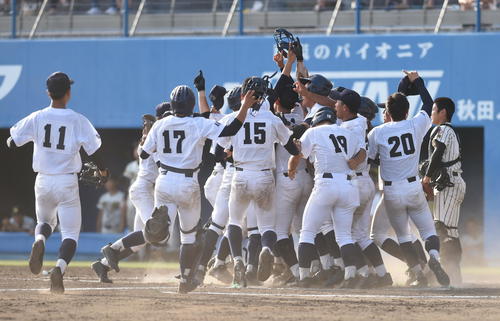 明桜対秋田中央 甲子園出場を決め喜ぶ秋田中央ナイン(撮影・山田愛斗)