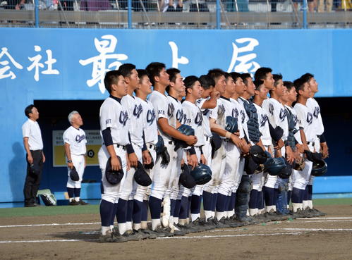 明桜対秋田中央 45年ぶりの甲子園出場を決め校歌を歌う秋田中央ナイン