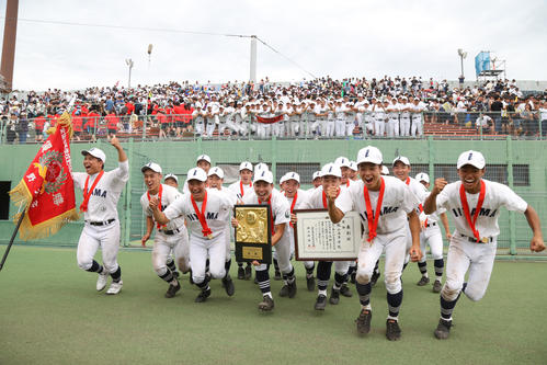 初優勝を決めた飯山ナインは、優勝旗、優勝盾を手に喜びを爆発させる（撮影・佐田亮輔）