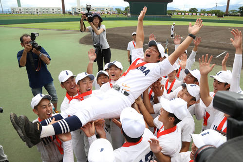 選手達に胴上げされる飯山・吉池監督（撮影・佐田亮輔）