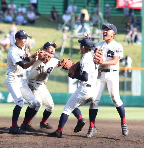 北照対札幌国際情報 連覇を果たし喜ぶ北照ナイン(撮影・西塚祐司)