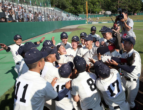 北照対札幌国際情報 優勝を決め胴上げされる北照伊藤(撮影・佐藤翔太)