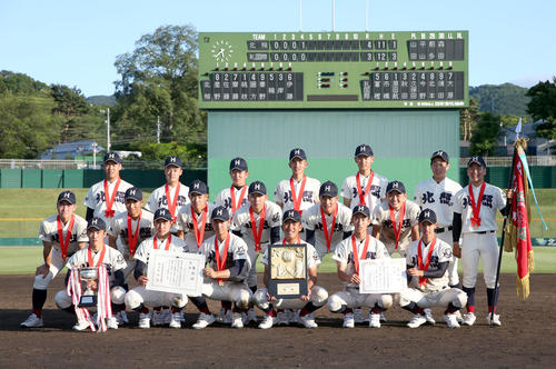 北照対札幌国際情報　優勝を決め集合写真を撮影する北照ナイン（撮影・佐藤翔太）