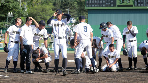 北照対札幌国際情報 決勝で敗れチームメートが泣き崩れるなか、しっかりと前を見据える札幌国際情報のエース原田航(中央)(撮影・佐藤翔太)