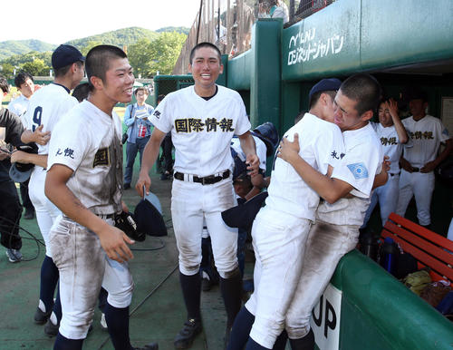 北照対札幌国際情報 試合終了後、チームメートをたたえる札幌国際情報の冨樫(左)(撮影・佐藤翔太)