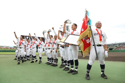 伊那弥生ヶ丘対飯山 優勝旗を手にし応援団に向かって拳を突き上げる飯山ナイン(撮影・佐田亮輔)