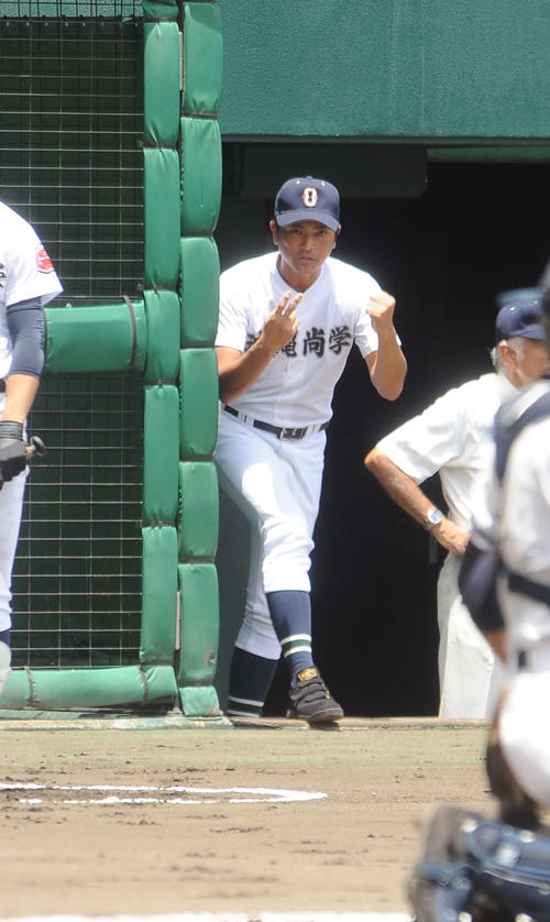 高校野球　沖縄大会決勝　沖縄尚学対興南　沖縄尚学ナインに指示を送る比嘉公也監督（撮影・浦田由紀夫）