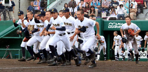 初の決勝進出を決め喜ぶ札幌国際情報の選手たち（撮影・永野高輔）