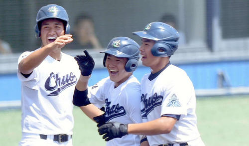 2回裏秋田中央1死満塁、満塁本塁打を放ち笑顔で生還する野呂田（中央）（撮影・山田愛斗）