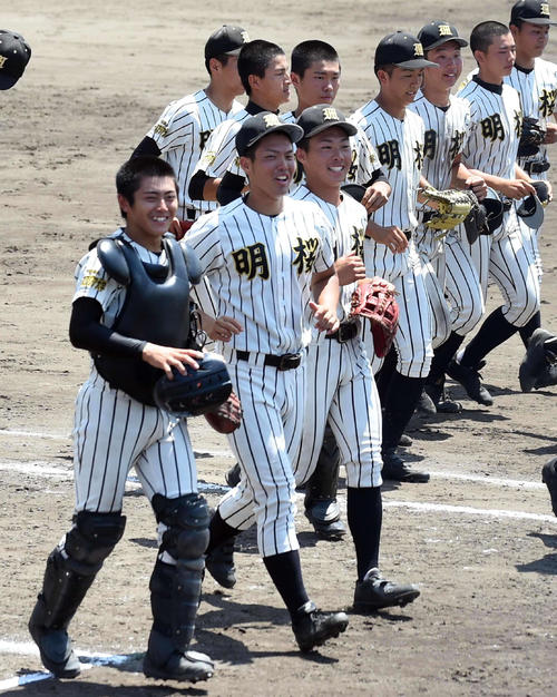 決勝進出を決め、笑顔で応援席へ向かう加藤主将（手前）ら明桜ナイン（撮影・山田愛斗）