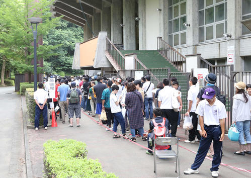 大船渡の試合が行われる岩手県営野球場には開門前からから多くの人が行列を作った＝6時50分