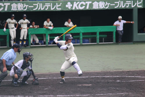 今秋ドラフト1位候補の創志学園・西純矢投手（3年）が倉敷南戦で4回7奪三振1安打無失点。打っては4番として先制3ランを含む3安打5打点と大暴れした（撮影・佐井陽介）