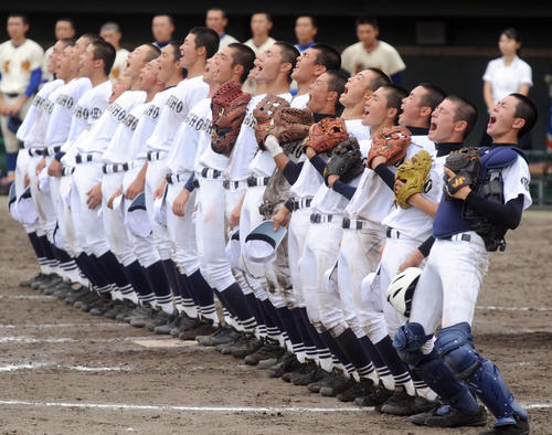 全力で2年ぶりに夏の校歌斉唱をする浜松商ナイン