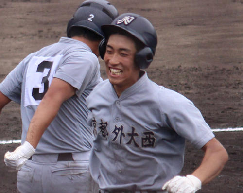 7回裏京都外大西1死、山下は中越え場外弾を放ち笑顔でホームイン（撮影・佐井陽介）