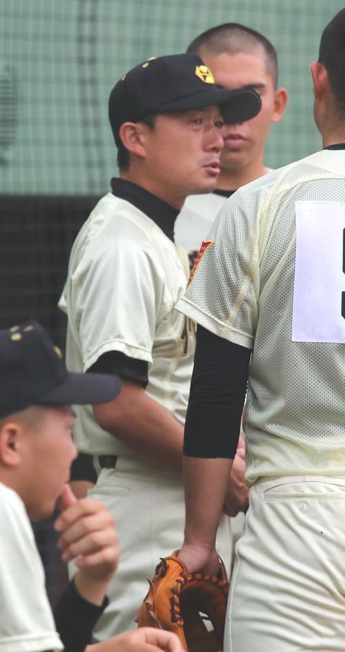 小山西対作新学院　ナインに指示を出す作新学院・小針監督（撮影・佐藤勝亮）