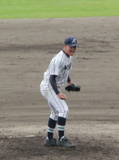 勝利を決めガッツポーズする光泉・吉田力聖（撮影・松本直也）
