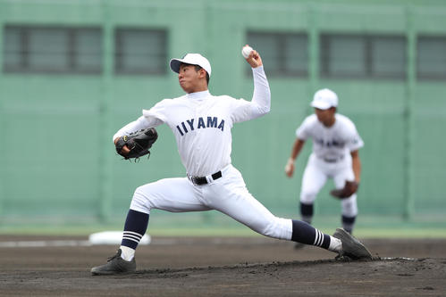 伊那弥生ヶ丘対飯山　先発で登板する飯山・岡田恵太（撮影・佐田亮輔）