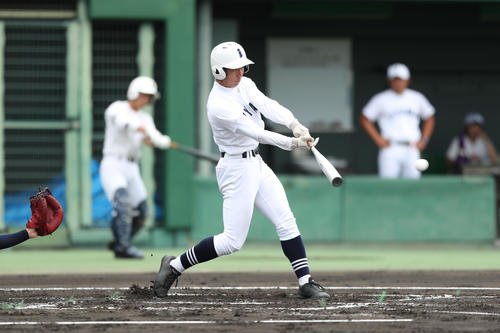 伊那弥生ヶ丘対飯山　1回裏飯山2死二塁、左前へ適時打を放つ飯山・小林昴生（撮影・佐田亮輔）