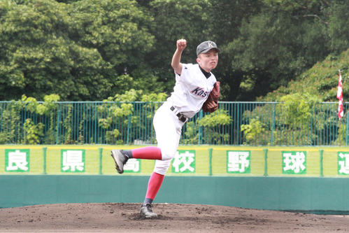 橿原対十津川　力投する橿原・西川（撮影・山崎健太）
