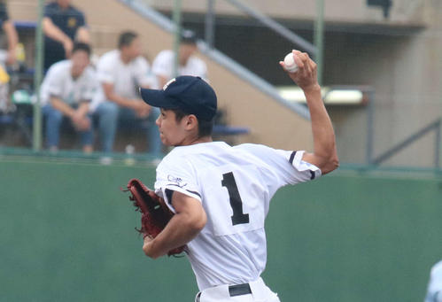早実対東村山西　力投する東村山西先発の内野（撮影・飯岡大暉）