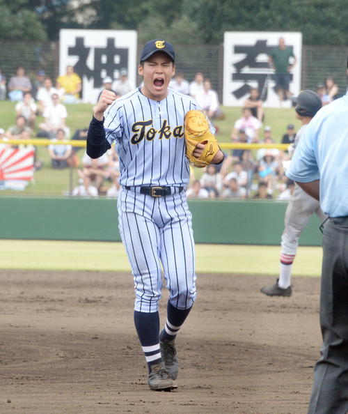 慶応対東海大相模　コールド勝ちを決め、雄叫びを上げる東海大相模の遠藤（撮影・鈴木正章）