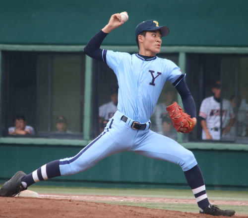 横浜商対藤沢清流　4回から登板した横浜商の背番号1、篠崎悠人投手
