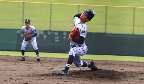 東海大甲府対市川　力投する東海大甲府・加藤（撮影・玉置肇）