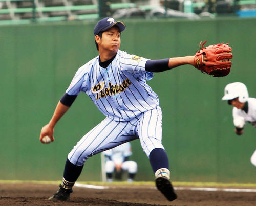 9回2失点で完投した山村国際・森田（撮影・佐藤成）